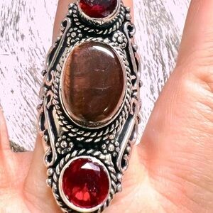 New *Vintage Garnet Trinity Ring tiger eye center tigers
Handmade
